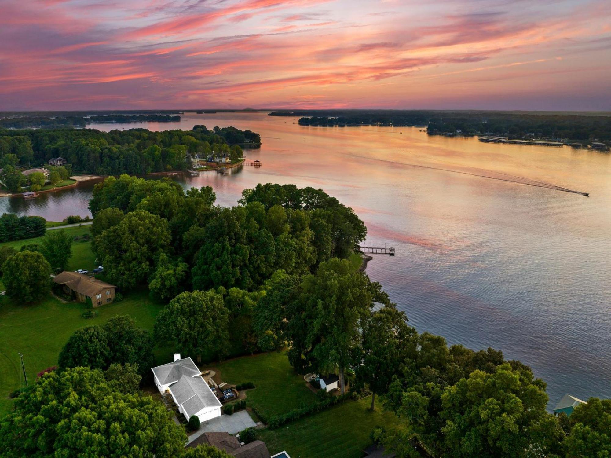 Lakefront Living موورسفيل المظهر الخارجي الصورة